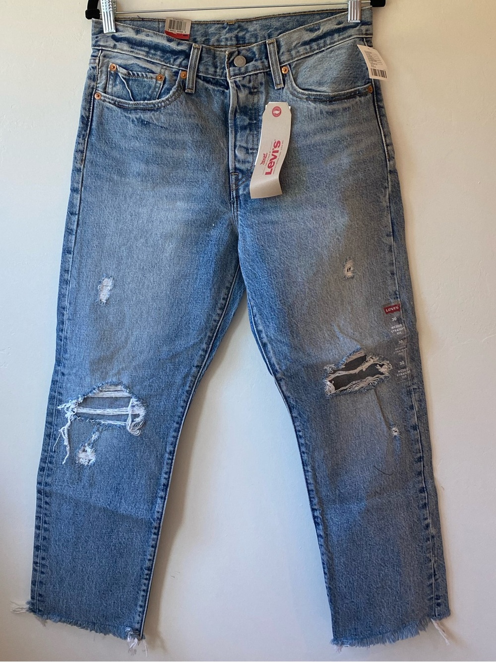 NWT Levi’s Premium Denim Wedgie Distressed Raw Hem Jeans Size 30